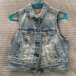 AE LIGHT WASH DENIM VEST SIZE XS - WORN ONCE!